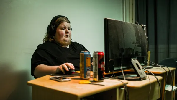 Logged in (16): Neljän seinän sisällä