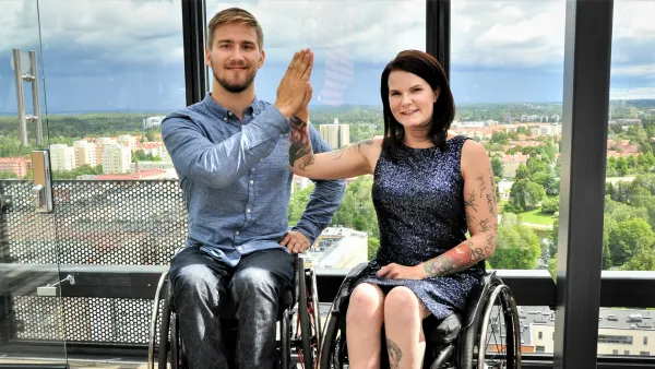 Tuhkimotarinoita: Pyörätuolista huipulle