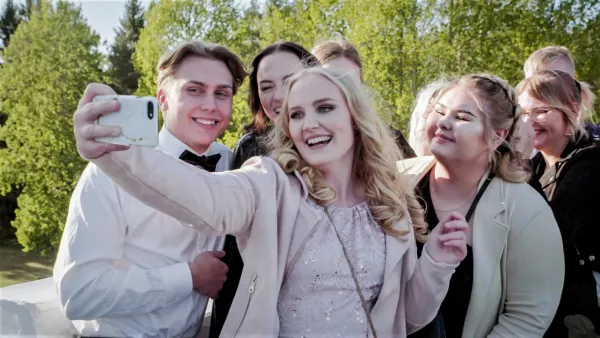 Tuhkimotarinoita: Rikotusta tytöstä sotilaaksi